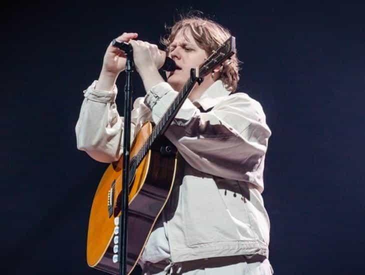 Estoy bien: Lewis Capaldi explica sus tics de Tourette durante show en Alemania