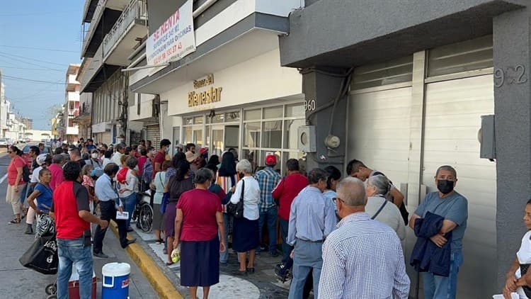 Adultos mayores hacen largas filas para cobrar su pensión del Bienestar en Veracruz(+Video)