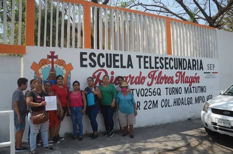 Telesecundaria Flores Magón lleva una semana sin clases, exigen maestros