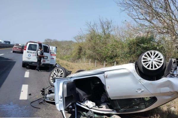 Choca y vuelca auto en autopista Veracruz-Cardel; una menor lesionada