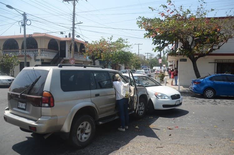 Conductoras protagonizan choque en cruce de la colonia Formando Hogar