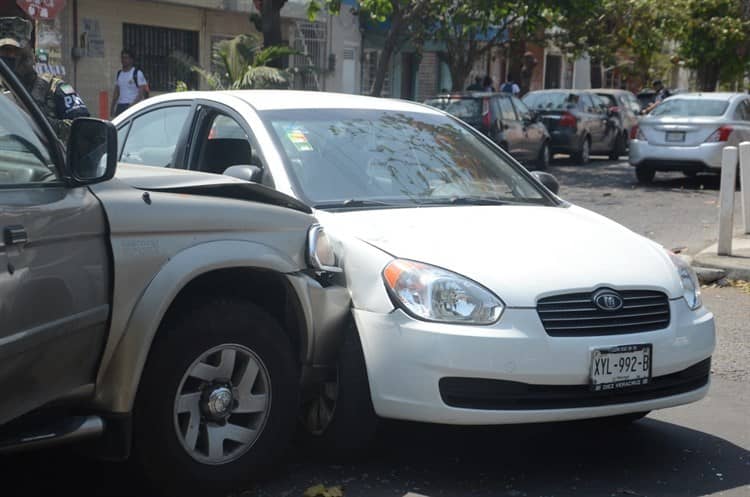 Conductoras protagonizan choque en cruce de la colonia Formando Hogar