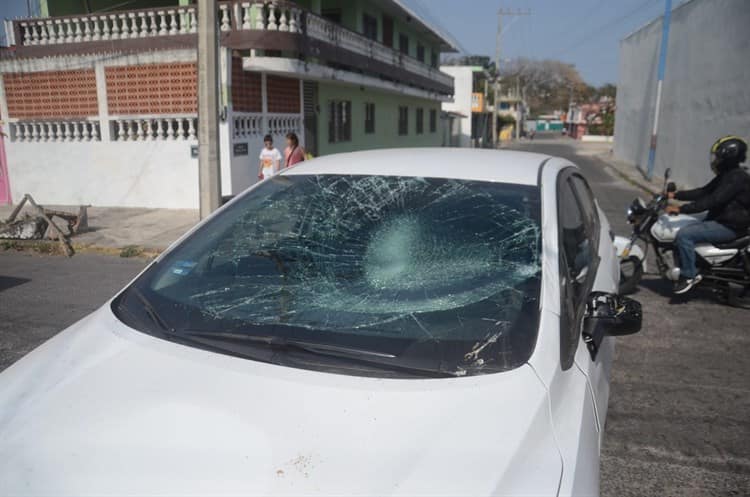 Impactan a motociclista en calle de la Formando Hogar