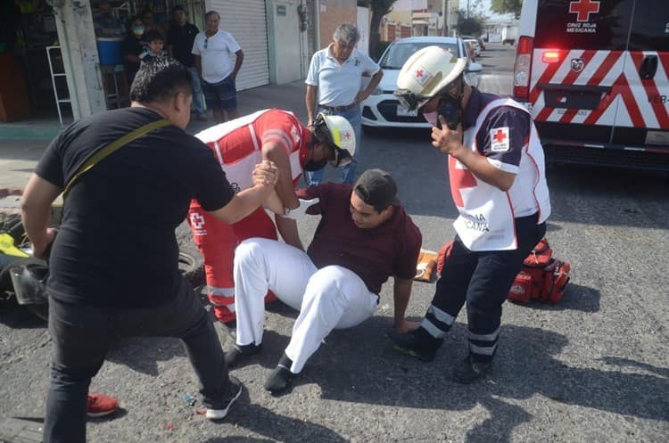 Impactan a motociclista en calle de la Formando Hogar