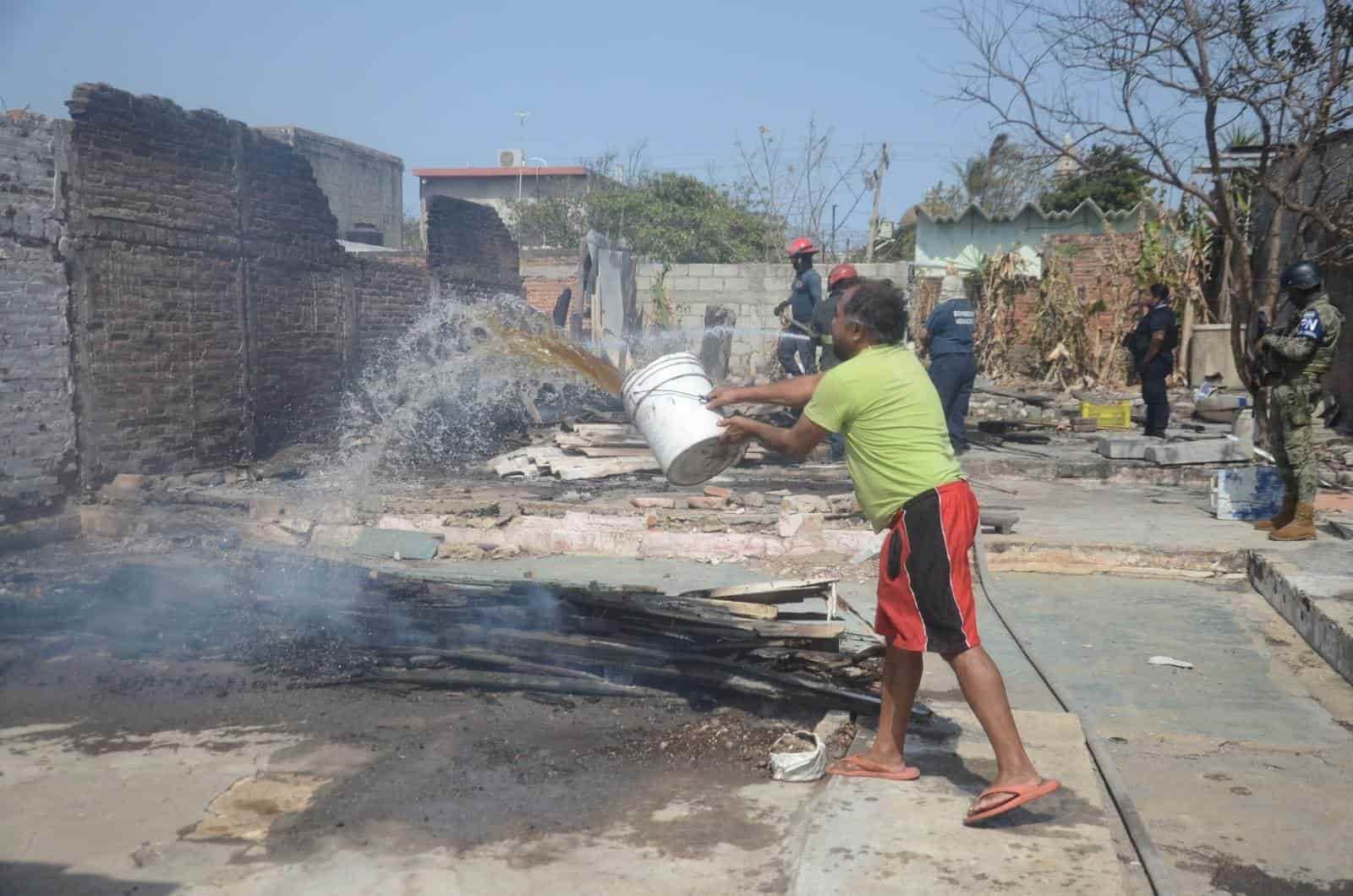 Incendio termina de destruir casa abandonada en Veracruz