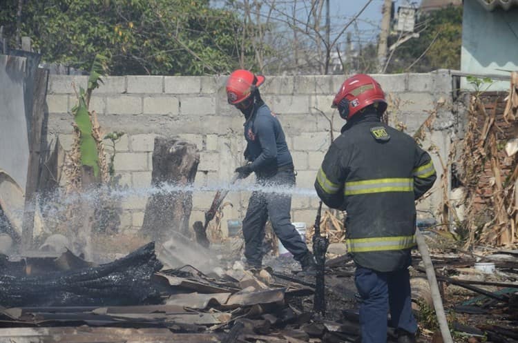 Incendio termina de destruir casa abandonada en Veracruz