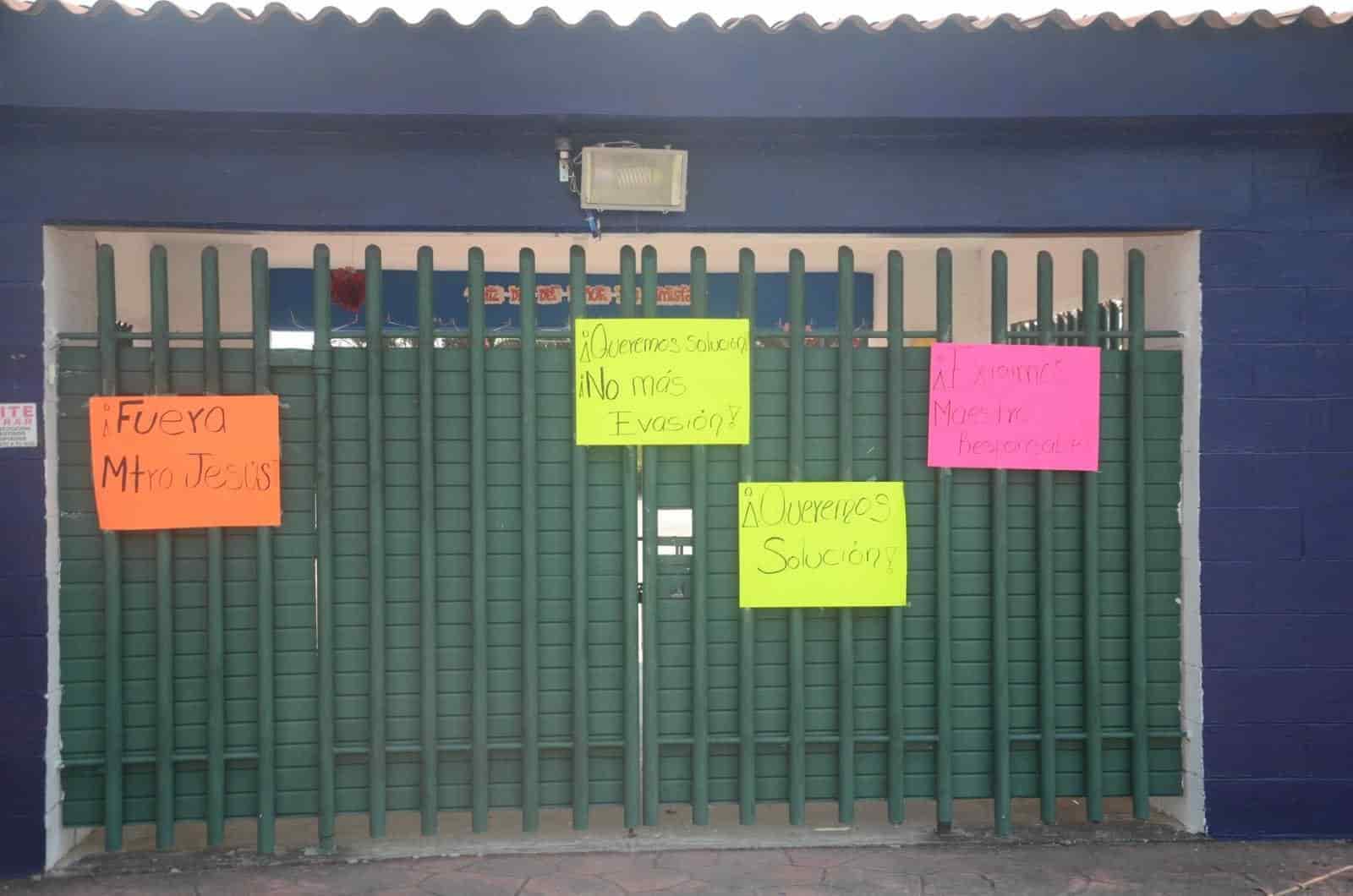 Padres y alumnos toman secundaria en Hacienda de Sotavento, Veracruz