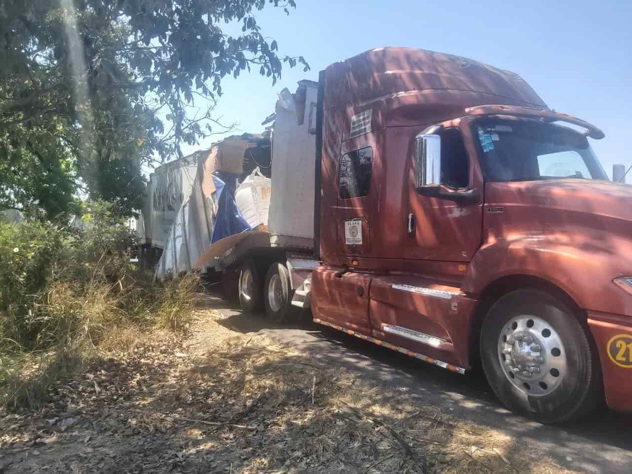 Tráiler cargado de azúcar se desbarata al estrellarse contra puente