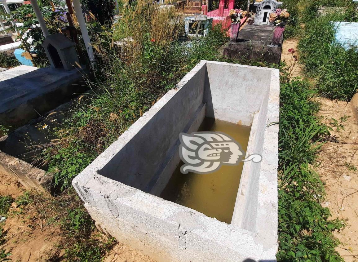 Panteón de Piedras Negras convertido en criadero del Dengue