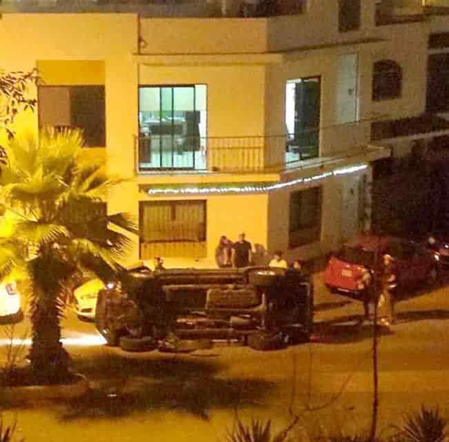 Vuelca vehículo en calles de Xalapa