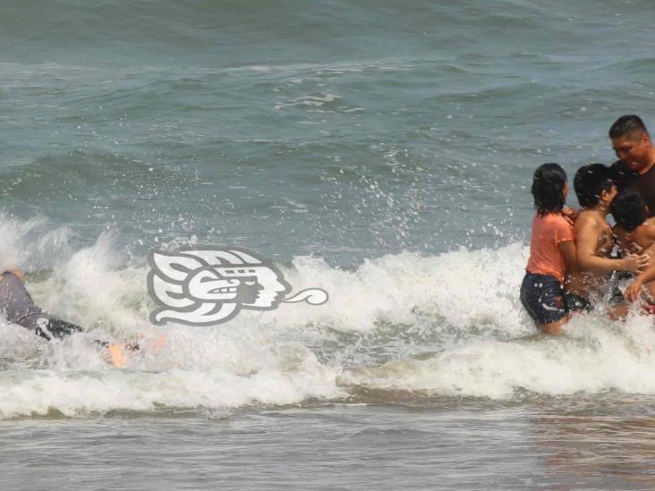 Con agradable clima, disfrutan Día de la Familia en playas de Coatzacoalcos