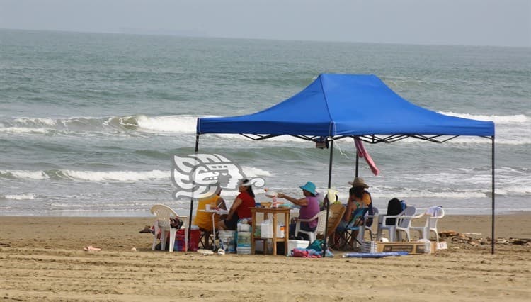 Con agradable clima, disfrutan Día de la Familia en playas de Coatzacoalcos