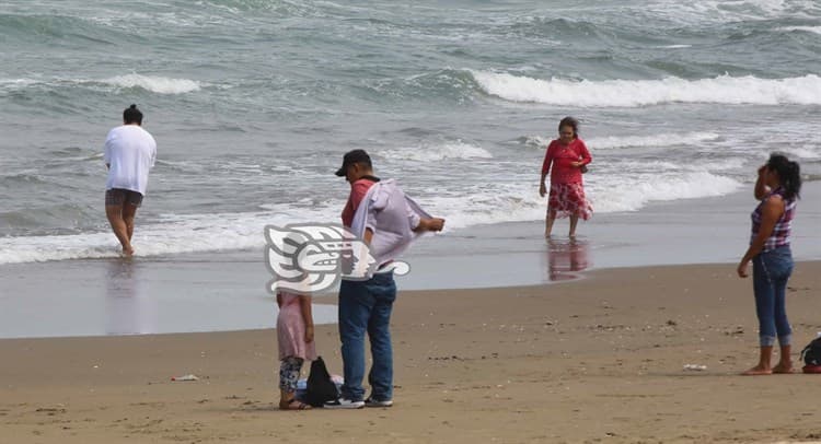 Con agradable clima, disfrutan Día de la Familia en playas de Coatzacoalcos