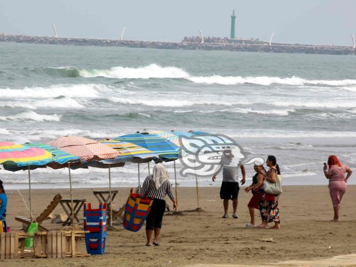 Con agradable clima, disfrutan Día de la Familia en playas de Coatzacoalcos