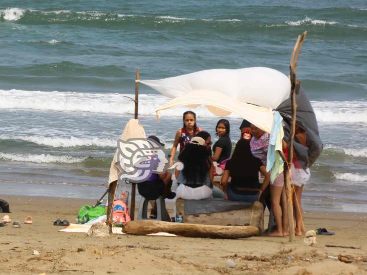 Con agradable clima, disfrutan Día de la Familia en playas de Coatzacoalcos