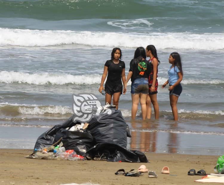 Con agradable clima, disfrutan Día de la Familia en playas de Coatzacoalcos