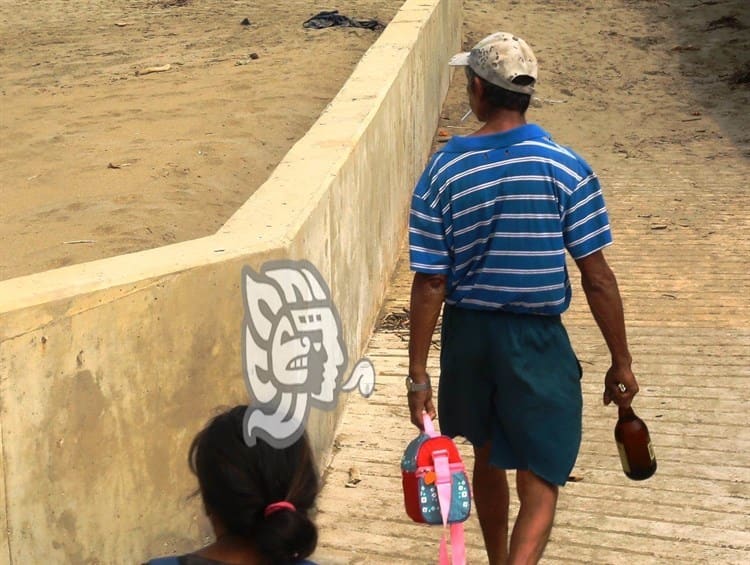 Con agradable clima, disfrutan Día de la Familia en playas de Coatzacoalcos