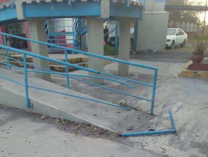 Sujetos estrellan su automóvil contra barandal de puente en Úrsulo Galván