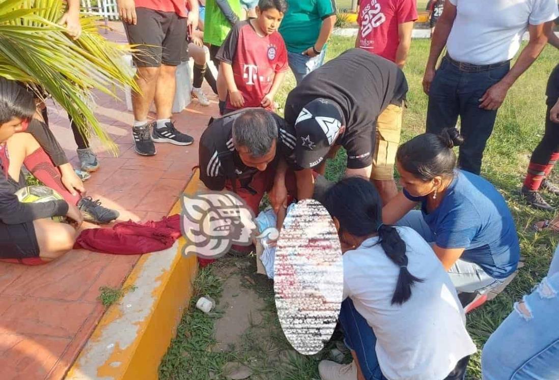 Menor sufre accidente en campo de fútbol de Vega de Alatorre