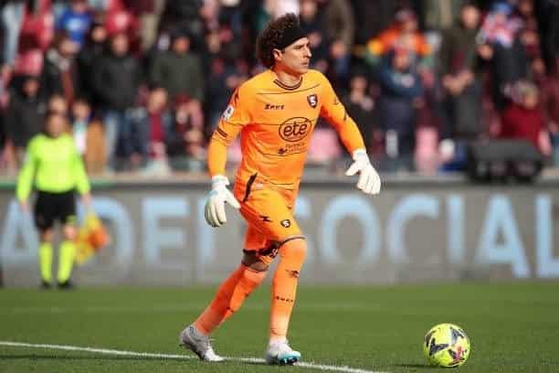 Memo Ochoa levanta su segundo cero en Italia