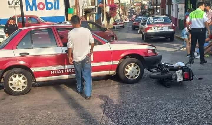 Motociclista resulta lesionado tras chocar contra taxi en Huatusco