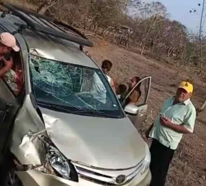 Se la llevó! Choque de camioneta contra vaca deja a 3 personas con crisis nerviosa en Comapa