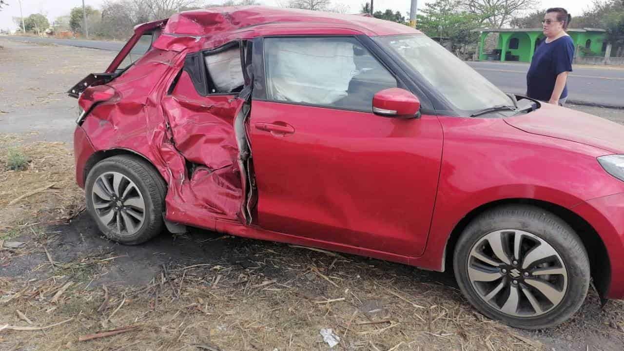 Motociclista se estrella contra auto antes de llegar a la Tinaja