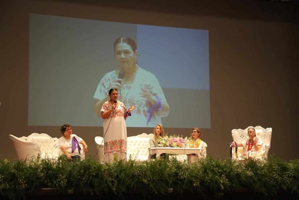 Conmemoran Día de la Mujer con líderes en la vida pública nacional, en Veracruz