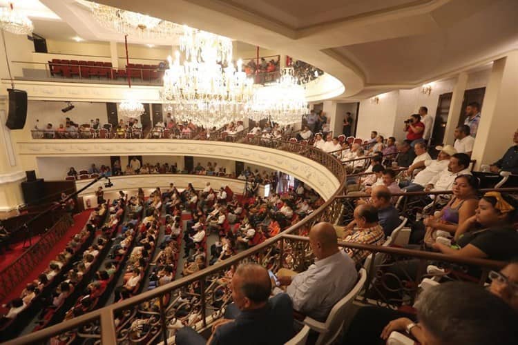 Conmemoran Día de la Mujer con líderes en la vida pública nacional, en Veracruz