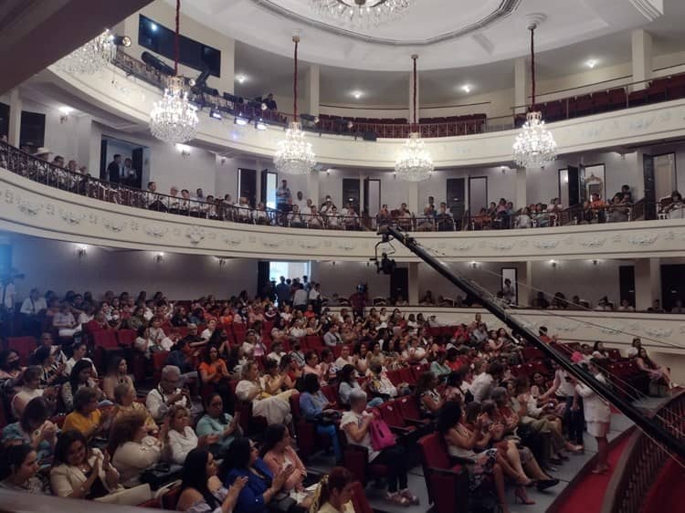 Conmemoran Día de la Mujer con líderes en la vida pública nacional, en Veracruz
