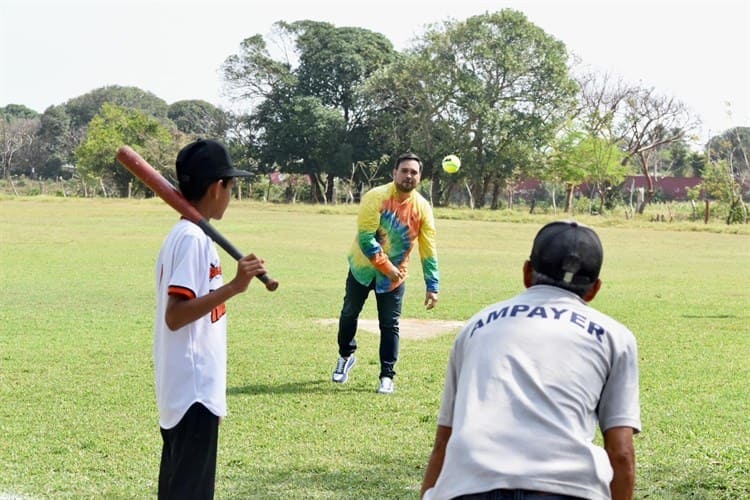 Alcalde inaugura la Liga de béisbol playero “León Infanzón Chávez”, en Medellín