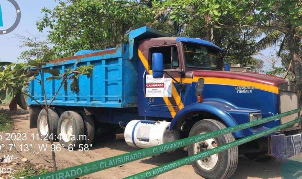 PMA sanciona a transportistas tras cacharlos rellenando áreas protegidas con escombros