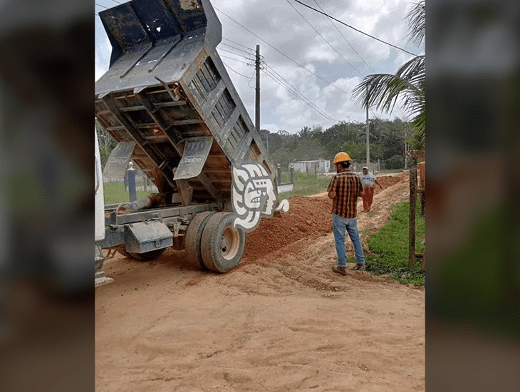 Gestionan revestimiento para calles ante compañía