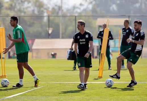 Realiza Diego Cocca primer entrenamiento del Tri