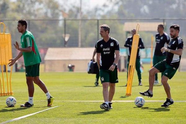 Realiza Diego Cocca primer entrenamiento del Tri