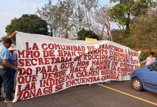 Bloquean carretera Costera del Golfo; exigen maestros en escuela indígena