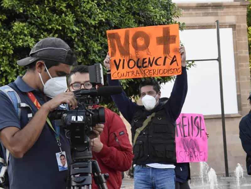 Denuncian a policías estatales que presuntamente atentaron contra vida de reportero en Acayucan