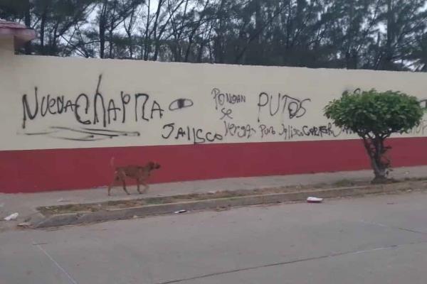 Grafitean barda de secundaria en Coatzacoalcos con insignias de grupos criminales