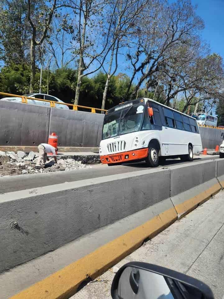 Autobús cae en zanja de obras en Xalapa
