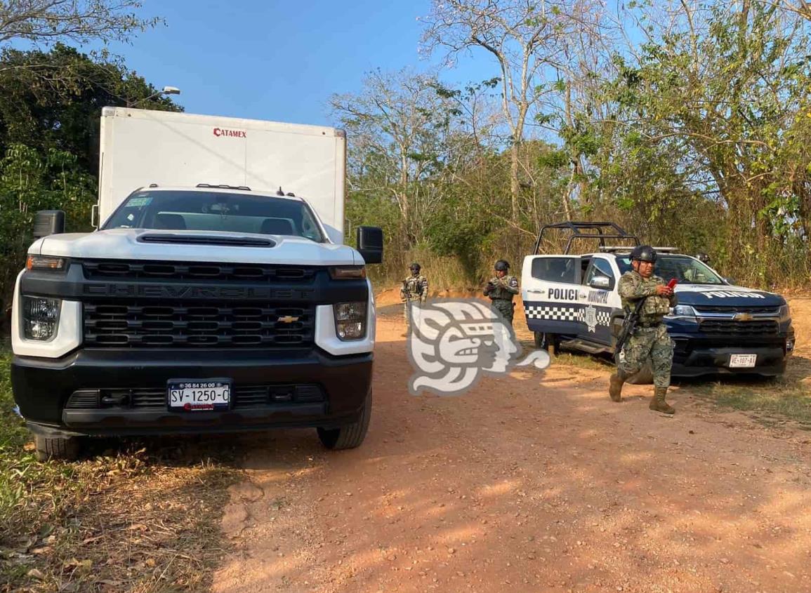 Roban, vacían y abandonan camioneta en Acayucan 