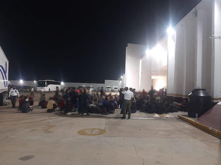 Rescatan a más de 300 migrantes en una caja de tráiler en carretera de Veracruz