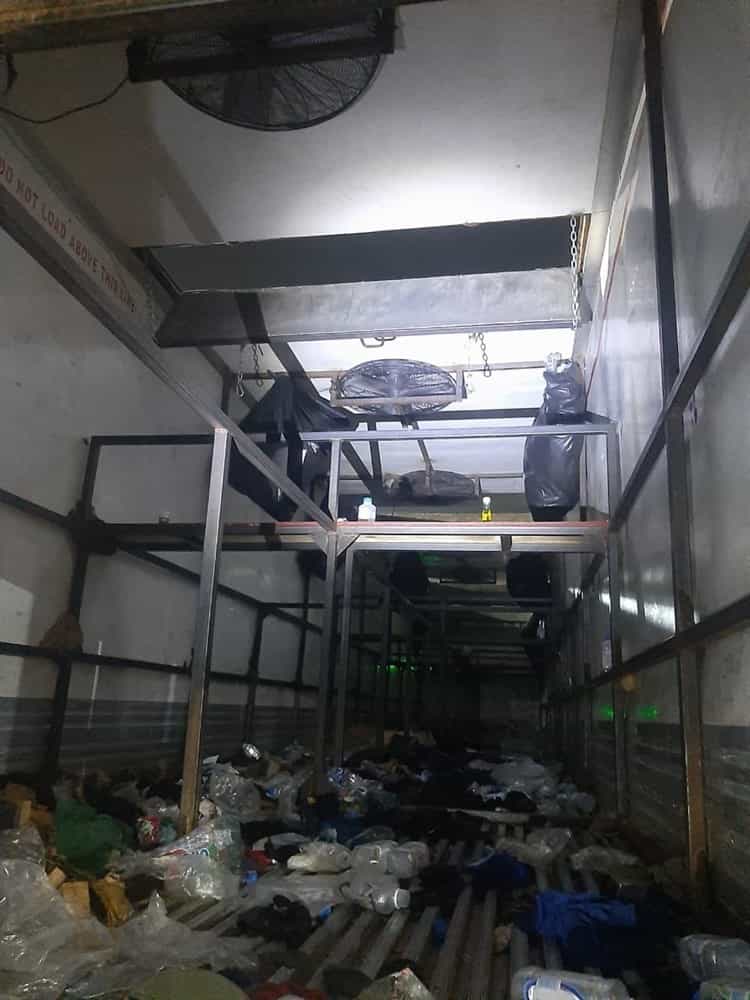 Rescatan a más de 300 migrantes en una caja de tráiler en carretera de Veracruz