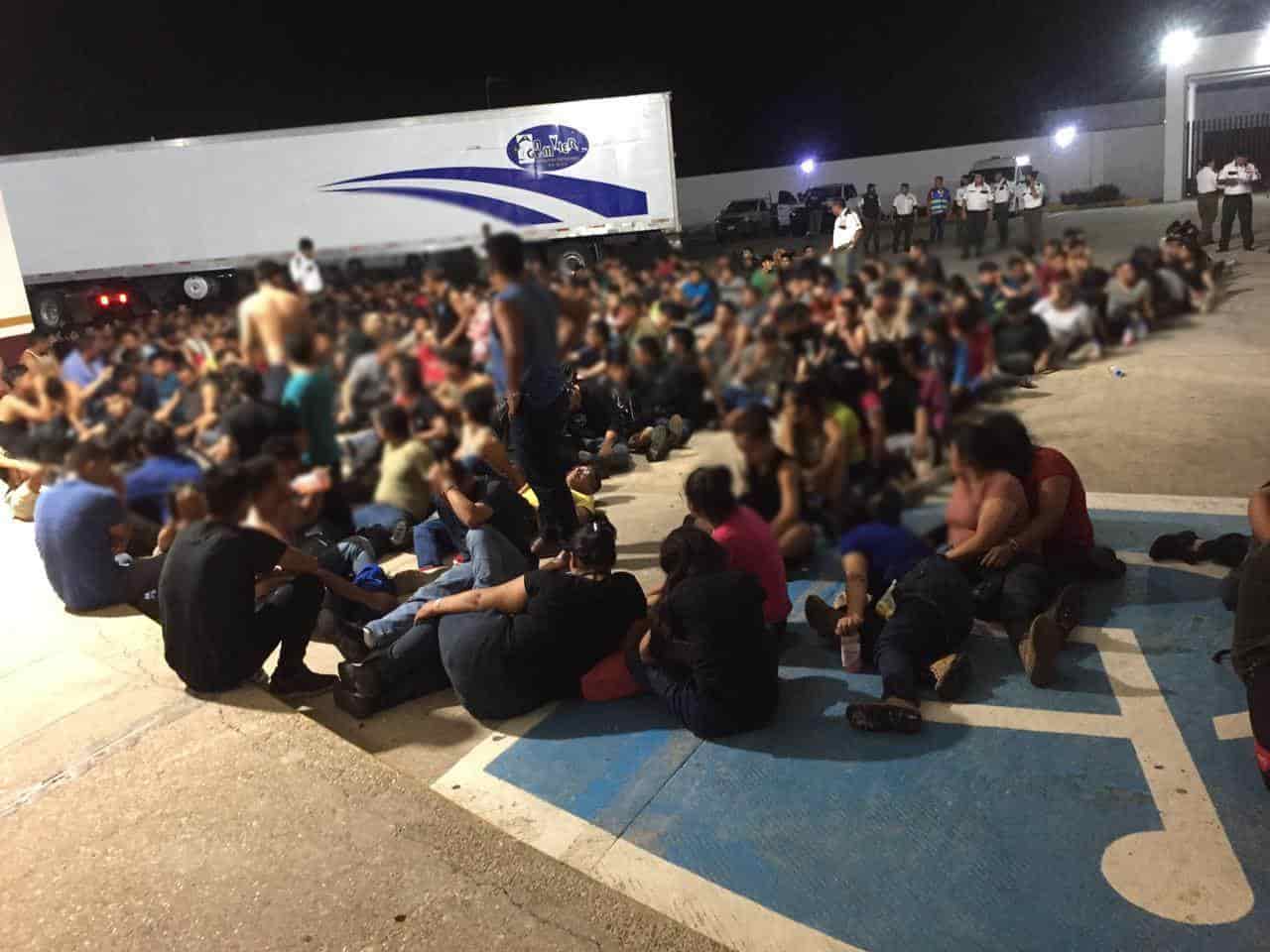 Rescatan a más de 300 migrantes en una caja de tráiler en carretera de Veracruz