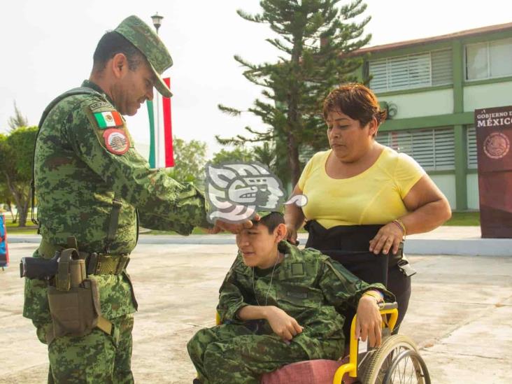 Hacen “soldados por un día” a niños con discapacidad en Poza Rica