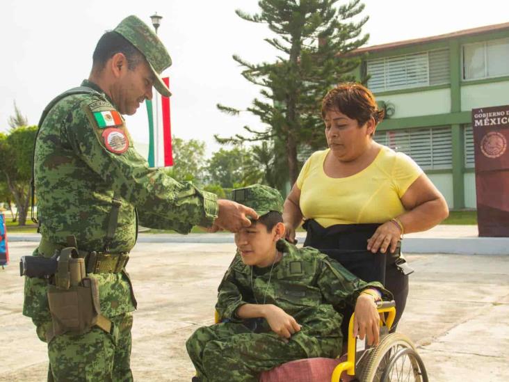 Hacen “soldados por un día” a niños con discapacidad en Poza Rica