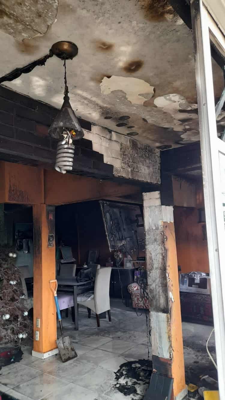 Familia pierde parte de sus pertenencias tras incendiarse su casa en Veracruz