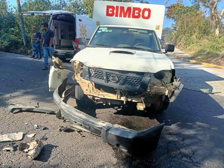 Choque entre taxi y repartidor de Bimbo en Jilotepec; 4 heridos