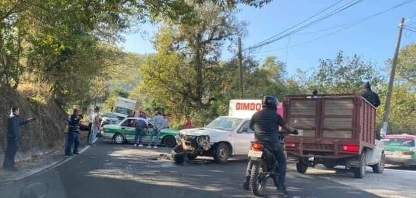 Choque entre taxi y repartidor de Bimbo en Jilotepec; 4 heridos