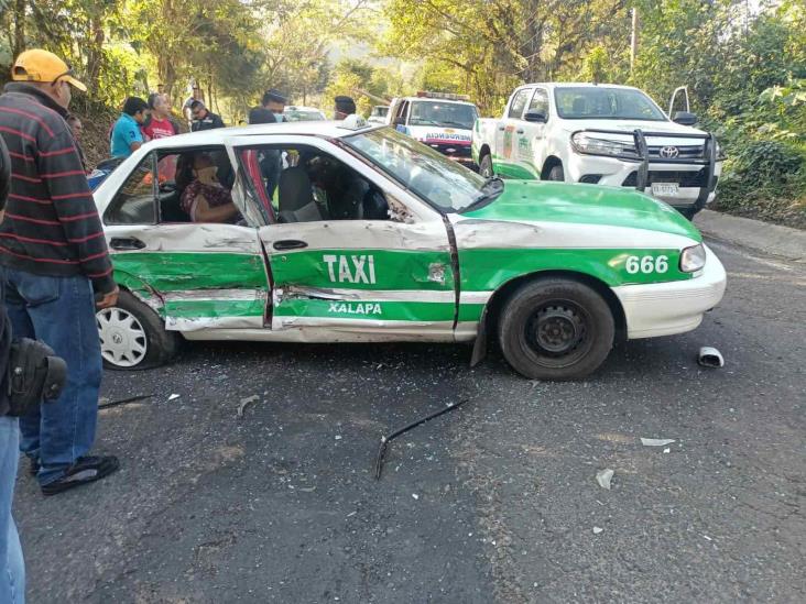 Choque entre taxi y repartidor de Bimbo en Jilotepec; 4 heridos