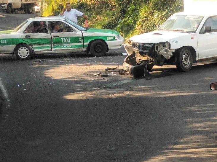 Choque entre taxi y repartidor de Bimbo en Jilotepec; 4 heridos